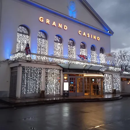 Au Charme Du Espace Bien Etre Et Piscine Chauffe Proche Parc Et Restaurant Du Casino Vendégház Forges-les-Eaux